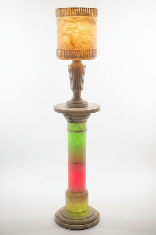 Columna de marbre encesa fons blanc