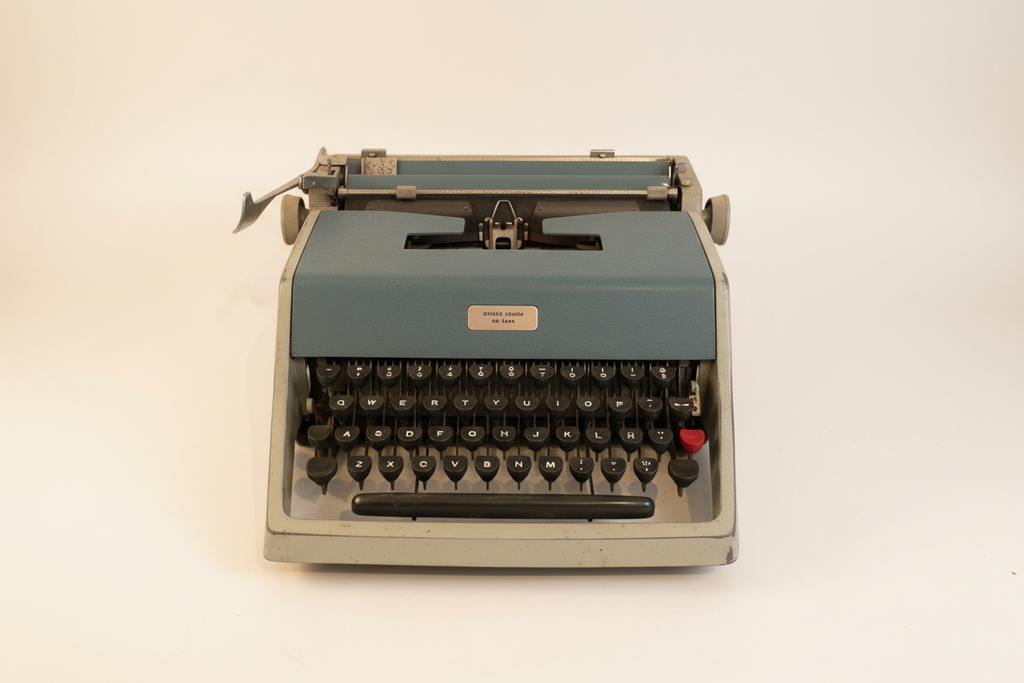 Màquina d'escriure Olivetti Studio de Luxe vista frontal sobre fons blanc