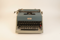 Màquina d'escriure Olivetti Studio de Luxe vista frontal sobre fons blanc
