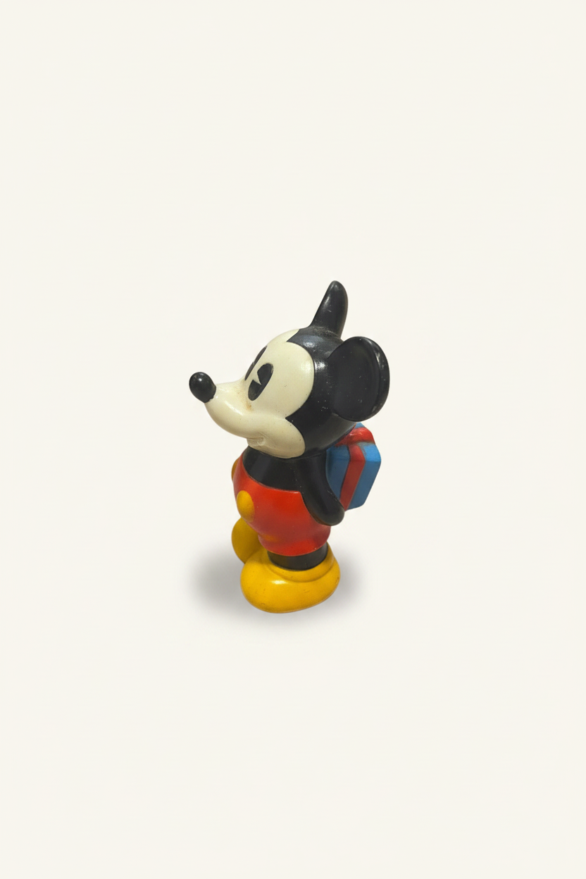 Mickey Mouse, vista oposada sobre fons blanc